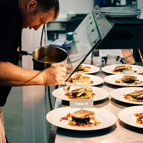 Chef dressant des assiettes en cuisine