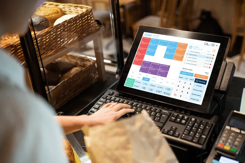 Restaurateur utilisant la caisse CLYO Systems dans sa boulangerie