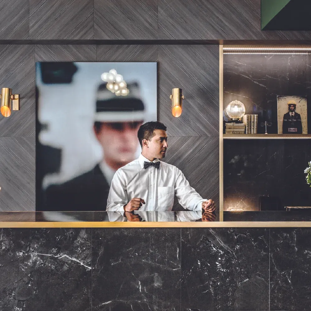 Réceptionniste d'hôtel au comptoir d'accueil
