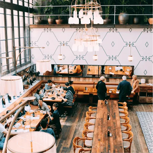 Salle de restaurant avec des clients attablés